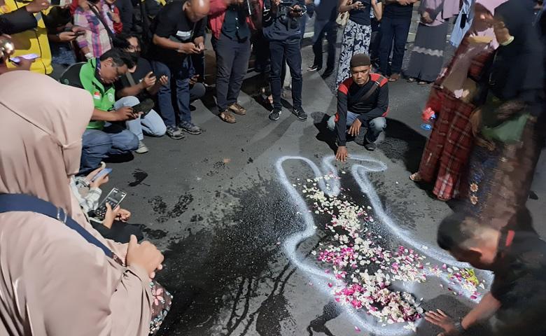 Komunitas Ojol Gelar Doa dan Tabur Bunga di TKP Pembunuhan Sopir Taksi Online Semarang