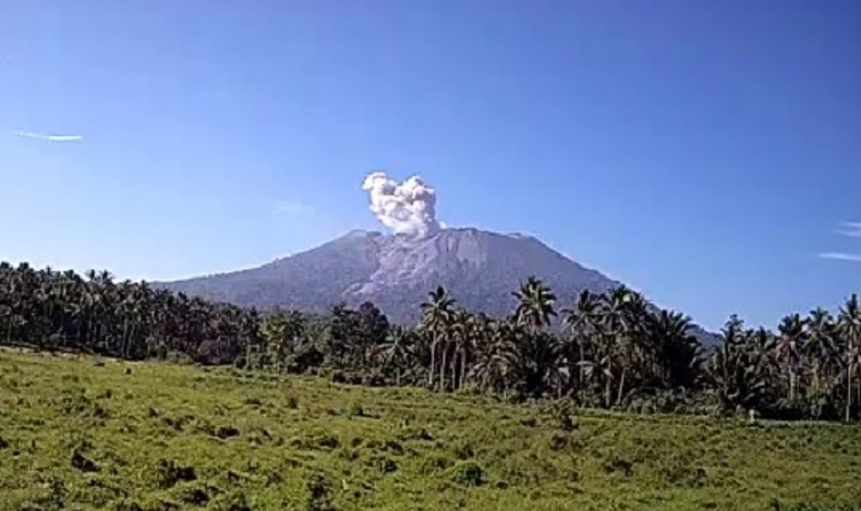 Gunung Ibu Erupsi, Tinggi Kolom Abu 800 Meter di Atas Puncak 