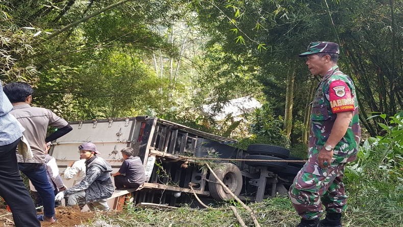 Kecelakaan di Cianjur, Truk Fuso Diduga Rem Blong Terjun ke Jurang 5 Meter, Sopir Luka