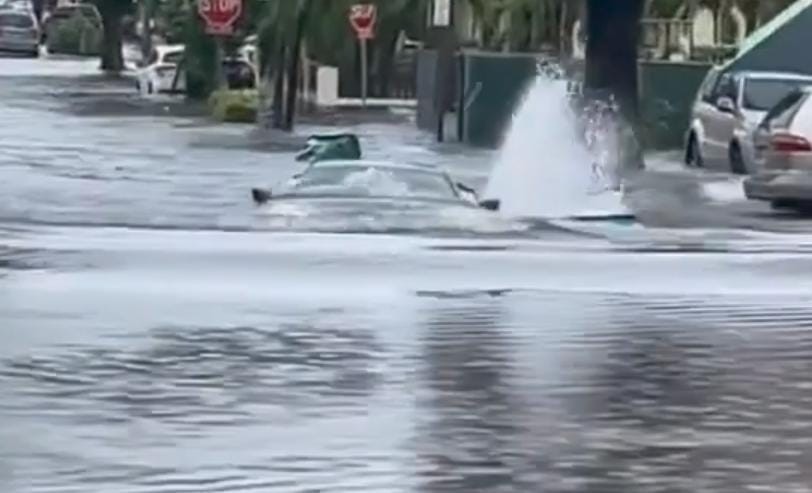 Bikin Tercengang, Viral Mobil Sport Nekat Terjang Banjir sampai Atap Tertutup Air