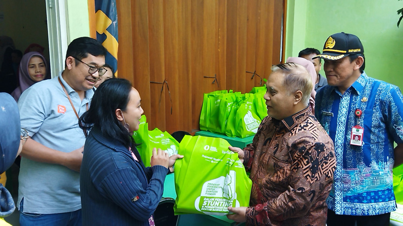 Bahagianya Emak-emak di Malang Dapat Bantuan Pangan Pengentasan Stunting