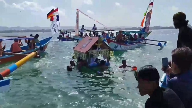 Hajat Laut Masyarakat Pesisir Pangandaran Meriah, Wisatawan Ikut Pawai Dongdang