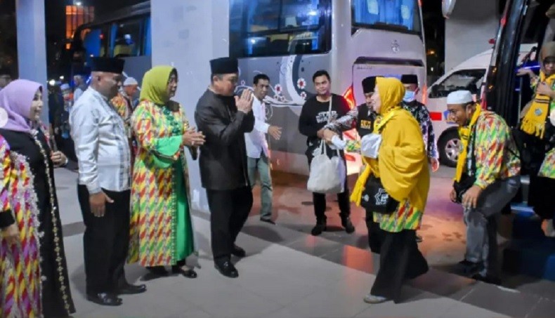 Wagub Ria Norsan Sambut Kedatangan Ratusan Jemaah Haji Kalbar di Embarkasi Batam