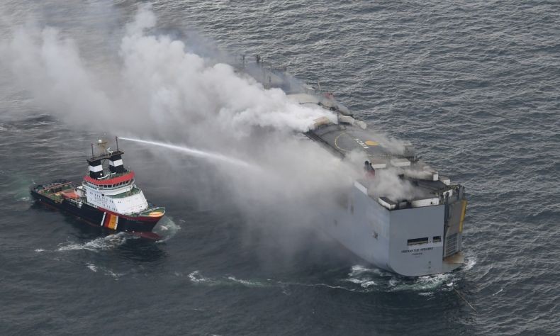 Kapal Kargo Bawa 3.700 Mobil Baru Terbakar 3 Hari, Api Belum Juga Padam
