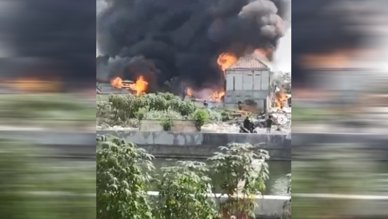 Kebakaran Landa Permukiman di Plumpang Jakarta Utara, Api Berkobar