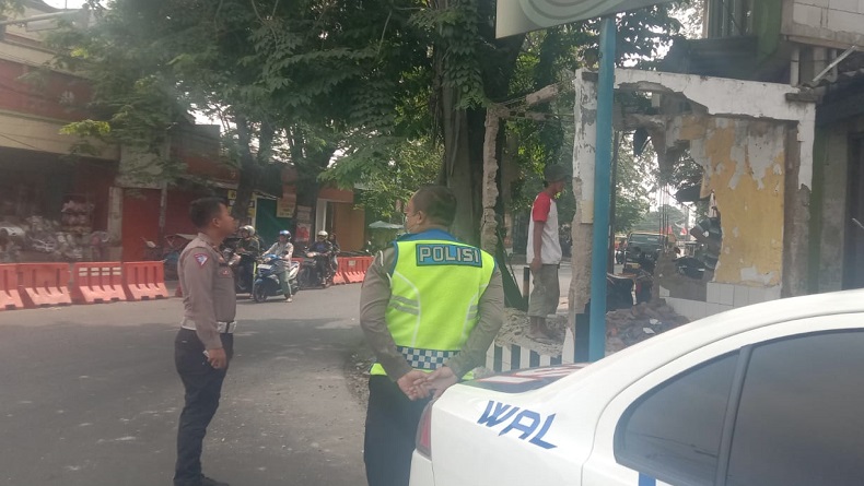 Pos Polisi Pasar Johar Karawang Mendadak Dibongkar, Ada Apa?