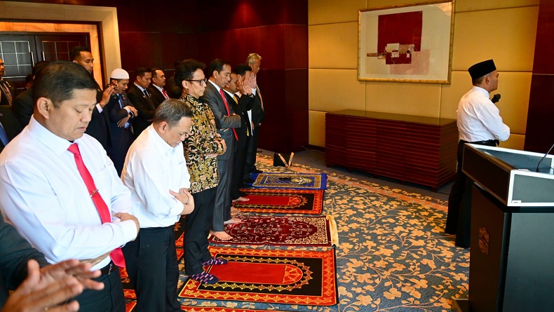 Momen Presiden Jokowi Salat Jumat di Chengdu China, Diimami Menko PMK Muhadjir Effendy
