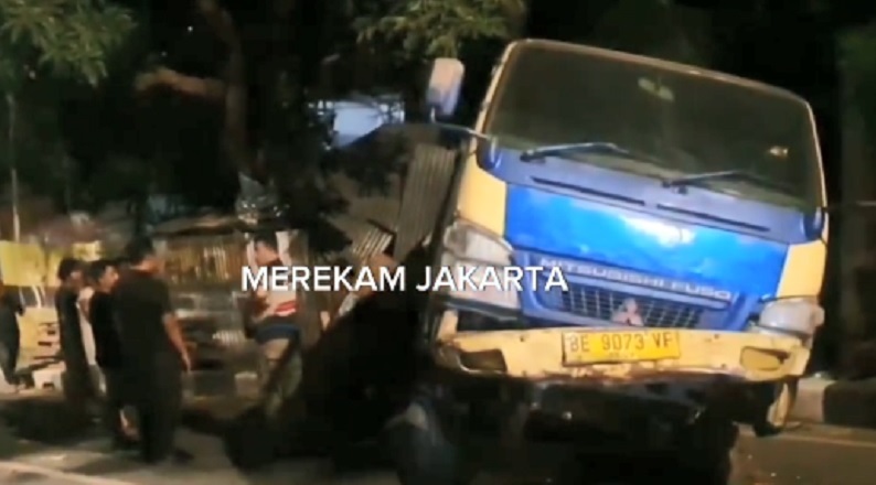 Diduga Tak Kuat Nanjak, Truk Aspal Terperosok di Jalan Bangka Mampang