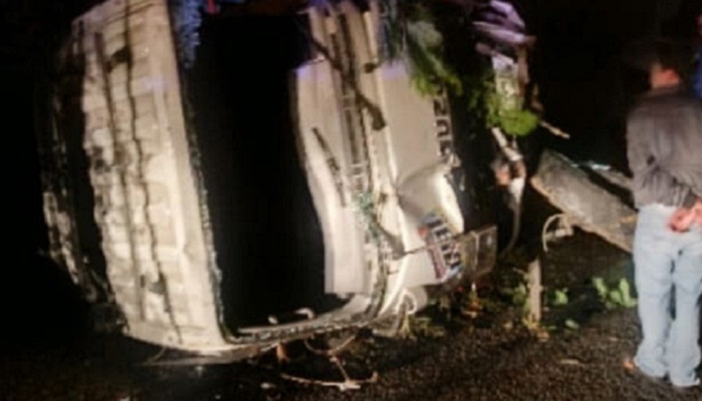 Truk Tangki Terguling di Tol Jagorawi, Sopir Terluka