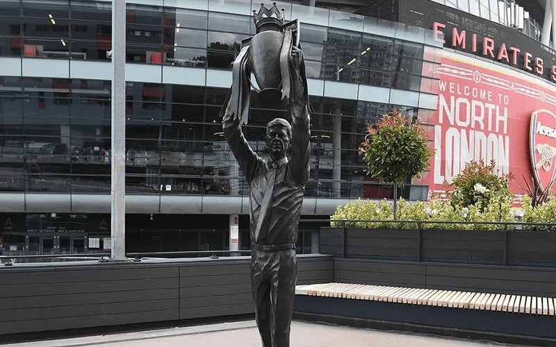 Kenang The Invincibles, Arsenal Perkenalkan Patung Arsene Wenger