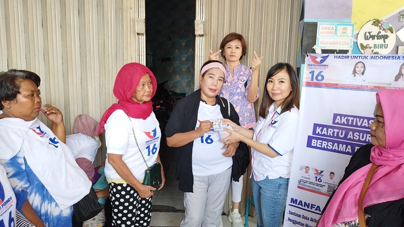 Bacaleg Perindo Bagi-Bagi KTA Partai Berasuransi kepada Warga Koja