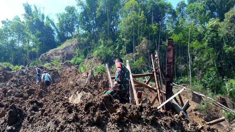 Tebing 30 Meter Longsor, Terjang Sawah dan Timbun 1 Petani di Pasirkuda Cianjur