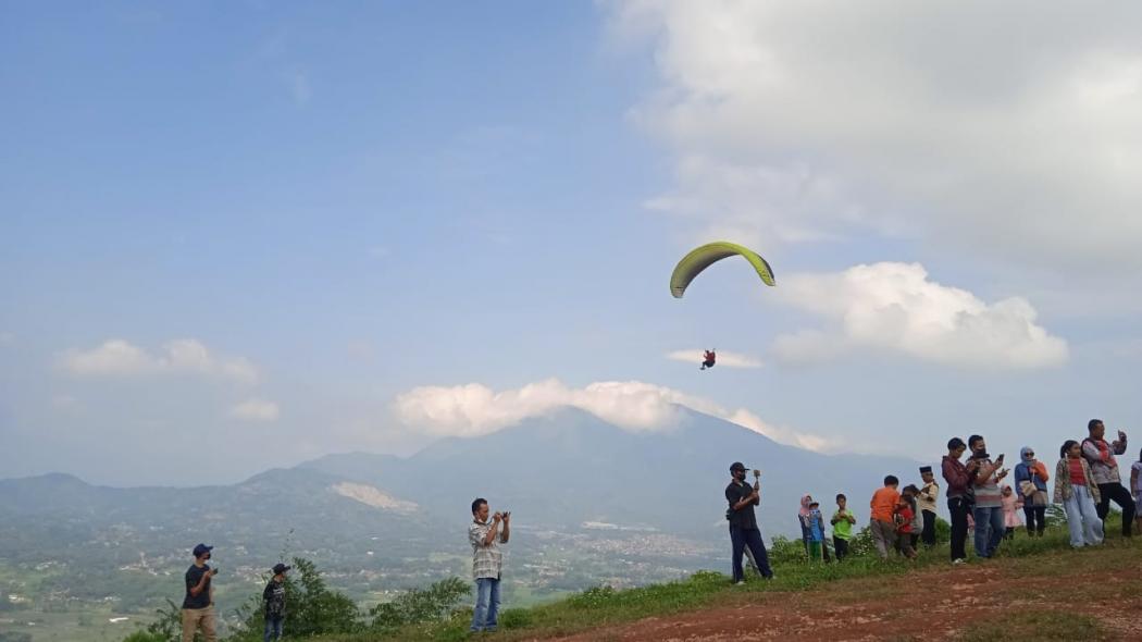 Mengintip Keindahan Bukit Haruman Jingga, Surga Wisata Pencinta Paralayang 