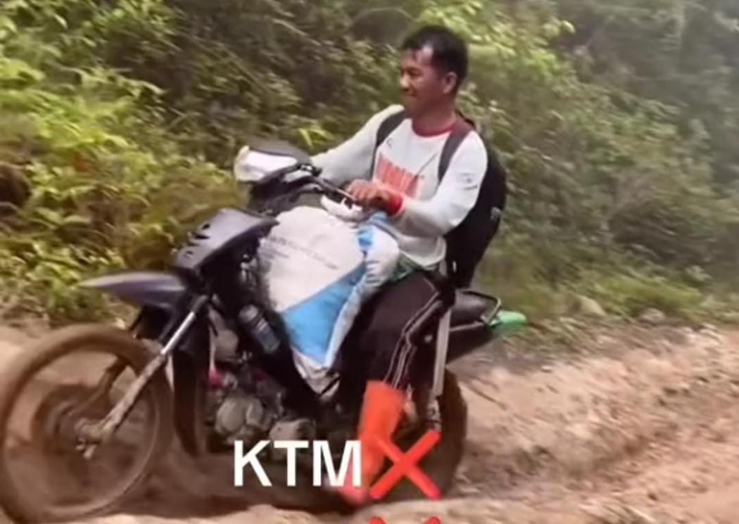 Viral Motor Trail KLX dan KTM Dikalahkan Bebek Supra di Jalan Berlumpur, Netizen: Motor Elit Skill Sulit
