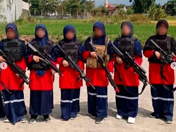 5 Berita Populer: Santriwati di Magetan Tenteng Laras Panjang hingga Maling Sumbang Uang ke Pemulung Sebelum Curi Motor