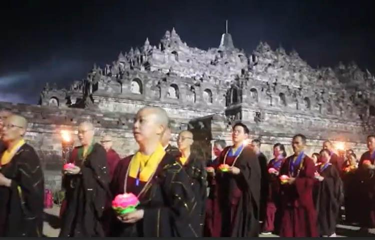 1.200 Umat Buddha Gelar Upacara Api Homa di Candi Borobudur