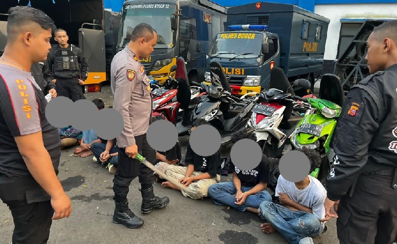 Polisi Ringkus 7 Anggota Gangster di Cibinong, Sita Sajam hingga Jimat