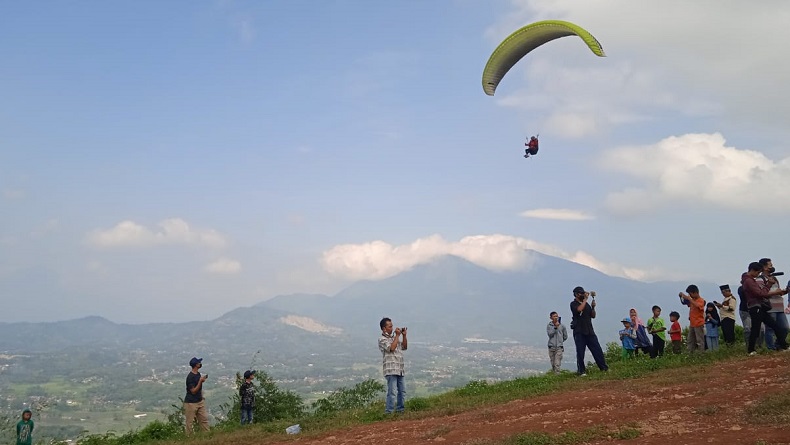 Bukit Haruman Jingga Garut Utara, Surga Wisata bagi Pecinta Paralayang