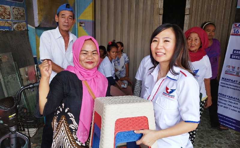 Bacaleg Partai Perindo Bagikan KTA Berasuransi kepada Warga Koja Jakarta Utara