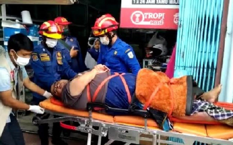 Pria Obesitas 130 Kg Dievakuasi gegara Sulit Jalan, 11 Orang Petugas Damkar Dikerahkan