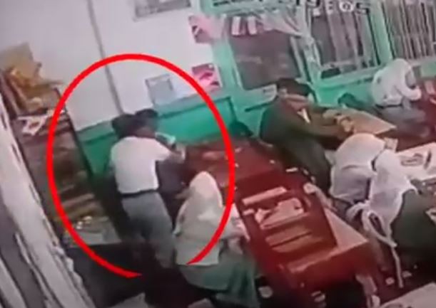 Terekam CCTV, Begini Detik-Detik Siswa SMA di Banjarmasin Tusuk Teman Kelas