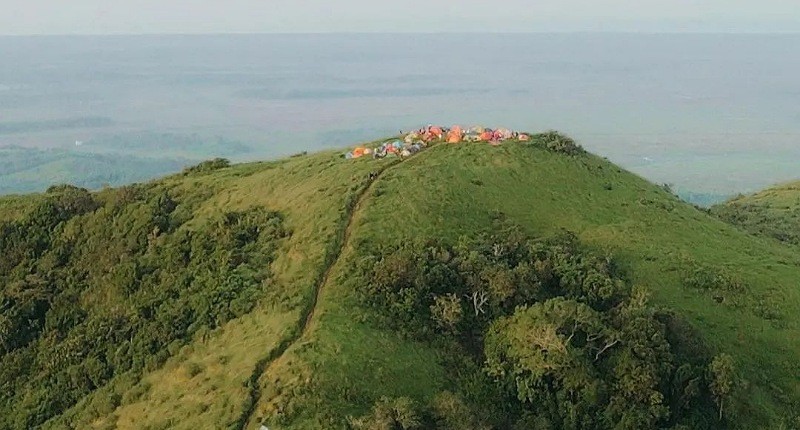 Terpikat Keindahan Tanah Laut, Unik Bisa Lihat Pantai Dua Warna