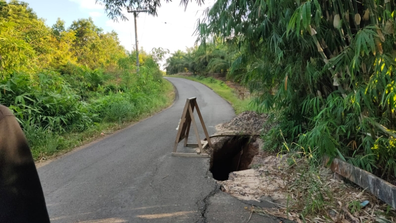 Pengendara Hati-hati, Gorong-gorong di Ruas Jalan Jungku Bangka Barat Ambles