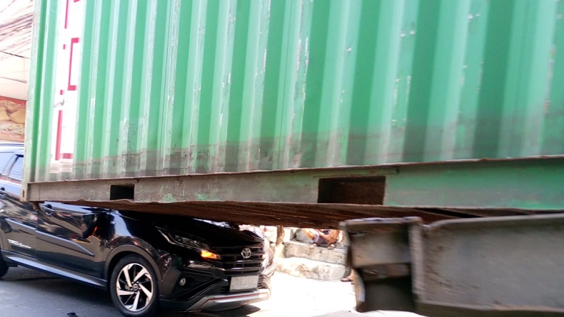 Kronologi Kontainer Timpa Mobil di Jalan KS Tubun Bogor, Sopir Truk Diduga Lalai