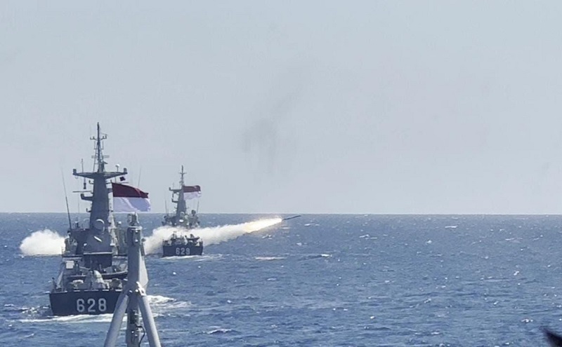 4 Rudal KRI TNI AL Getarkan Laut Jawa, 1 Kapal Dihancurkan