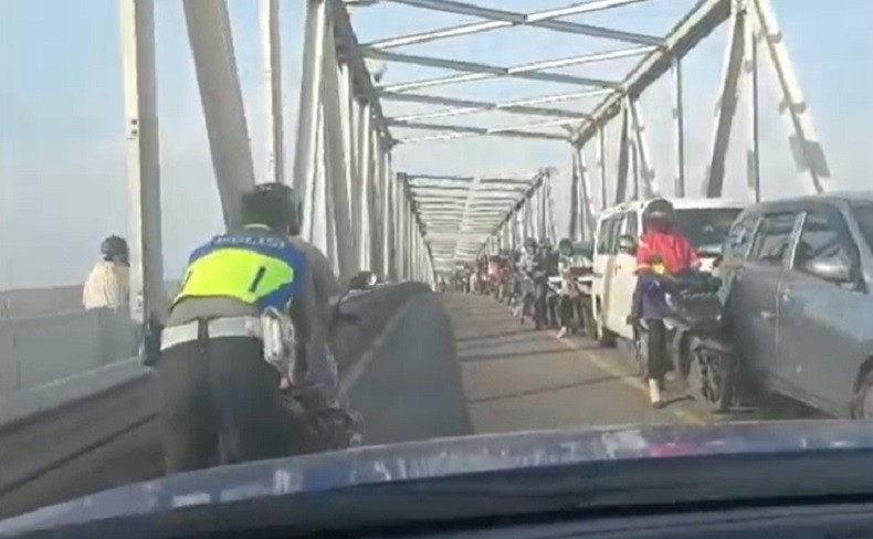 Viral Polantas Dorong Motor Mogok di Jembatan Kapuas saat Kawal Kepulangan Jemaah Haji 