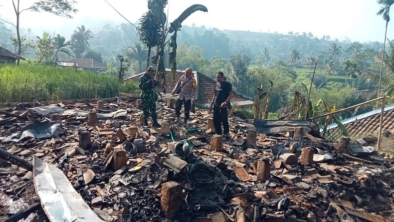 Gegara Penghuni Tinggalkan Tungku Menyala, Rumah Kayu di Pagelaran Cianjur Ludes Terbakar
