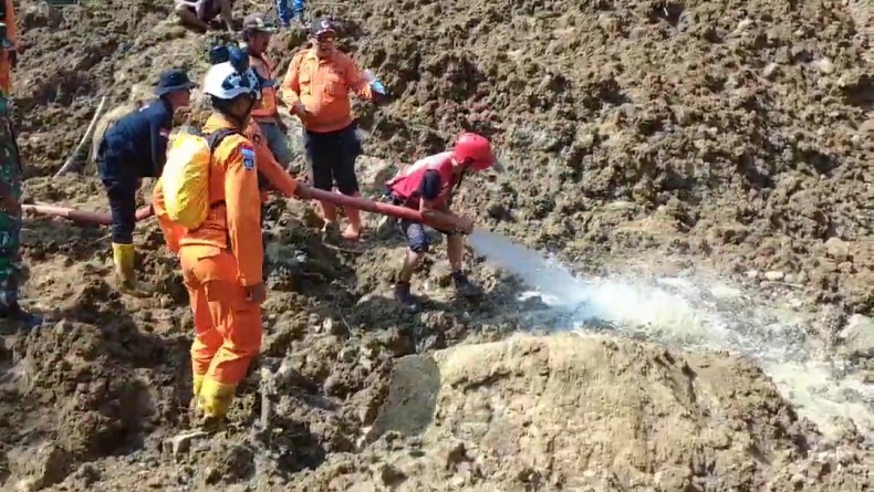Korban Longsor Pasirkuda Cianjur Belum Ditemukan, Tim SAR Lanjutkan Pencarian secara Manual