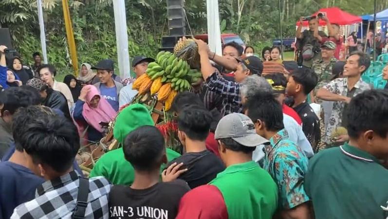  Ruwat Bumi, Ratusan Warga Berebut Gunungan Durian di Lereng Pegunungan Banjarnegara