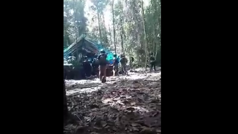 Video Menegangkan Kontak Tembak di Markas KKB, Terdengar Rentetan Tembakan dan Perintah Maju