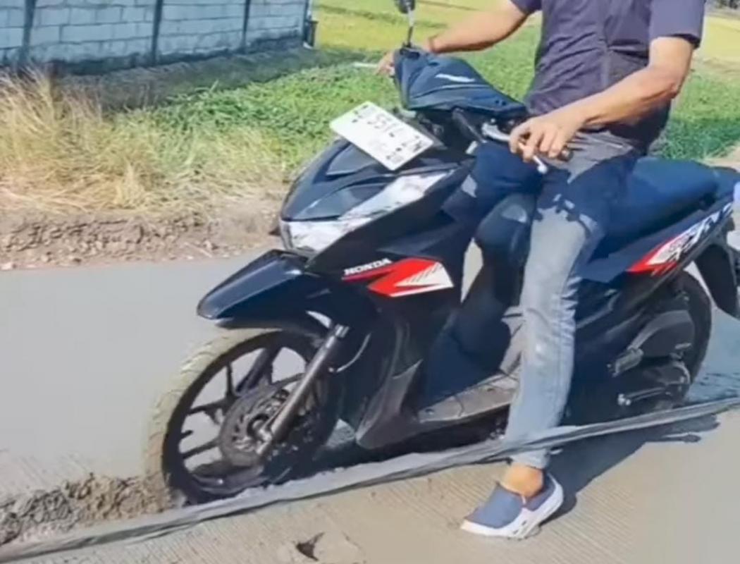 Viral Motor Terobos Jalan Cor yang Masih Basah, Pengendara Kabur Dikejar Pekerja Ngamuk 