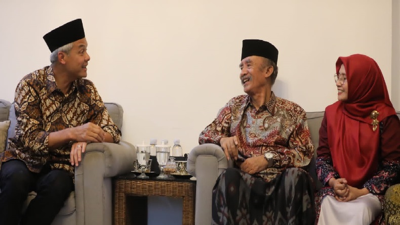 Ganjar Sowan ke Ponpes Keluarga Mbah Moen di Cirebon, Dialog Hangat dengan Ulama-Santri