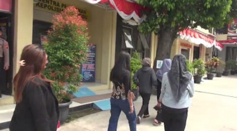  Puluhan Ibu-ibu Muda di Brebes Tertipu Arisan Online hingga Miliaran Rupiah