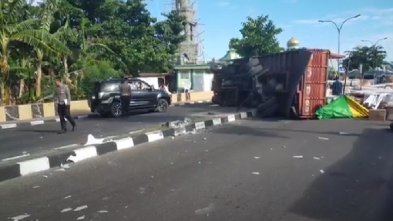Kecelakaan di Parepare, Truk Ekspedisi Terguling usai Tabrak Pembatas Jalan, Muatan Berserakan