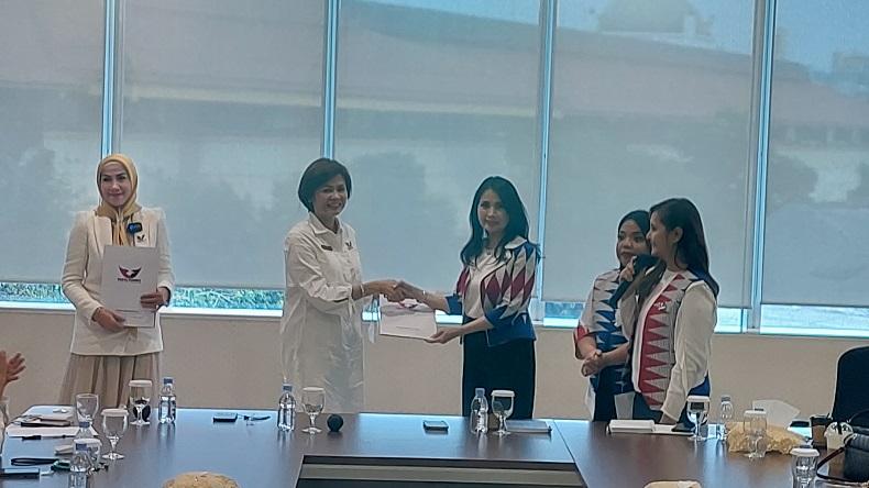 Ketum Kartini Perindo Liliana Tanoesoedibjo Serahkan SK Pengangkatan ke Venna Melinda dan Ci Mehong