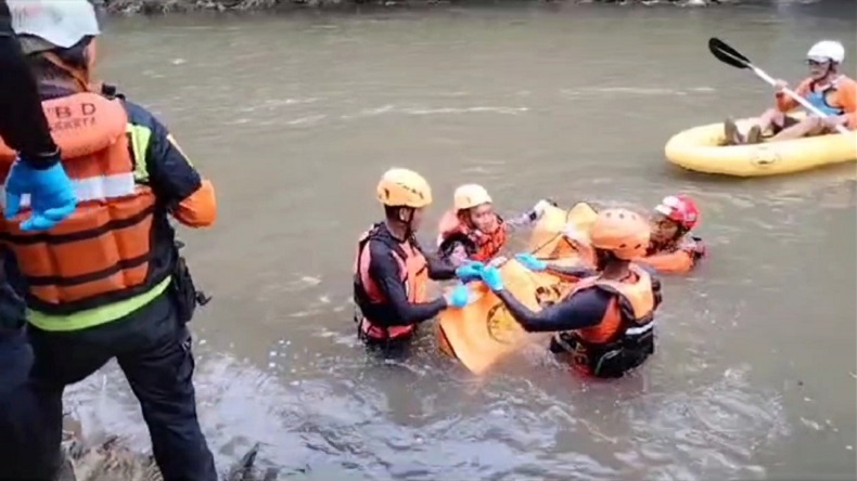 Hilang 20 Jam, Remaja Tenggelam di Kali Ciliwung saat BAB Ditemukan Tewas