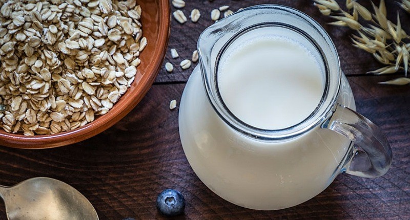 Lagi Tren Minum Kopi Pakai Oatmilk sebagai Pengganti Susu Sapi, Ini Khasiatnya!