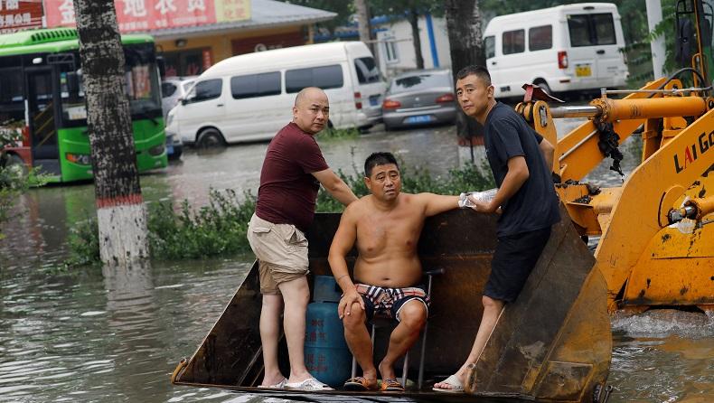 Banjir Parah di China Imbas Topan Doksuri, Warga Dievakuasi Pakai Alat Berat