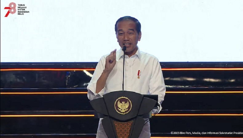 Momen Jokowi Tersenyum Lihat Nadiem Makarim Naiki Podium Sambutan Presiden: Saya Nggak Marah Kok
