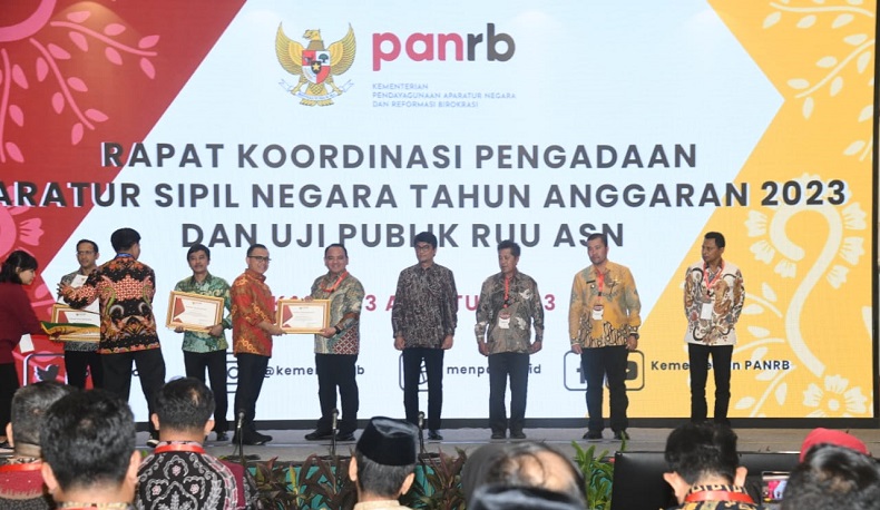 Kemenkumhan Terima Penghargaan Tata Kelola Pengadaan ASN Terbaik dari Menpan RB