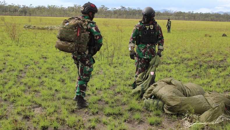 Momen Prajurit TNI Terjun dari Langit Australia: Bersama Tuhan Kami Menyerbu dari Langit
