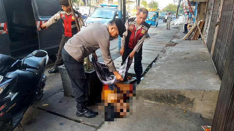 Perempuan Tertidur Pulas di Bahu Jalan Tambora Jakbar, Diduga Mabuk Berat