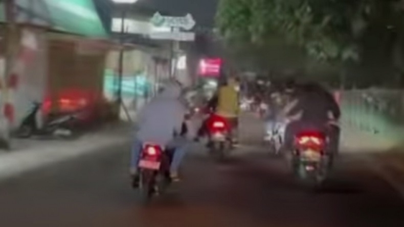 Viral Iring-Iringan Remaja Bermotor di Depok Acungkan Sajam, Diduga Hendak Tawuran