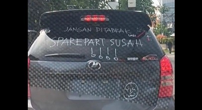 Viral Pemilik Mobil Ini Tulis Dikaca Minta Jangan Ditabrak: Sparepart Susah!
