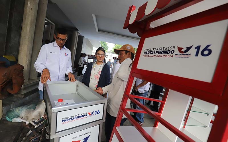 Pedagang Kaki Lima Senang Omzet Naik usai Gunakan Gerobak Perindo