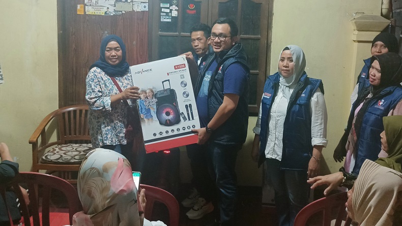 Bacaleg Partai Perindo Effendi Syahputra Bertemu Warga Grogol Selatan, Serahkan Pengeras Suara